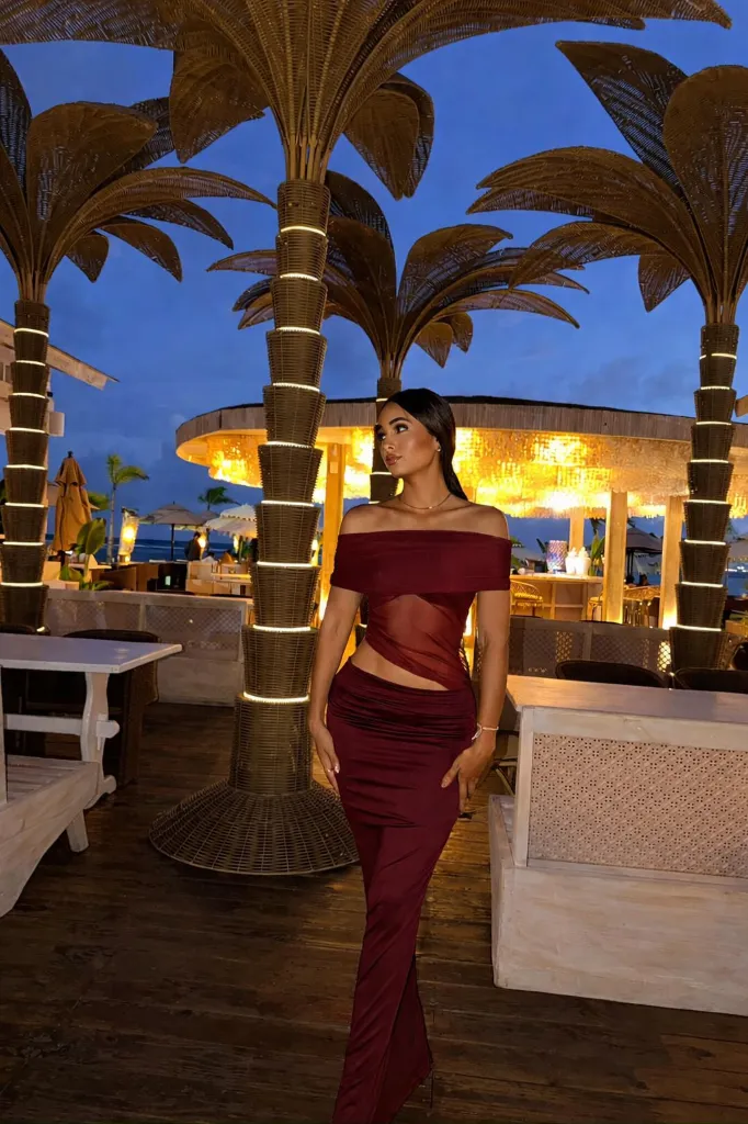 Mujer elegante en lounge tropical.webp