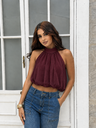 Retrato con blusa burgundy y jeans.webp
