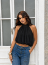 Retrato editorial con blusa negra.webp
